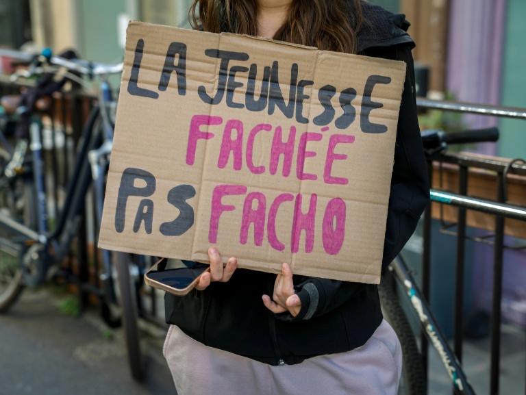 Des pancartes pendant une manifestation lycéenne à Paris le 6 octobre 2026