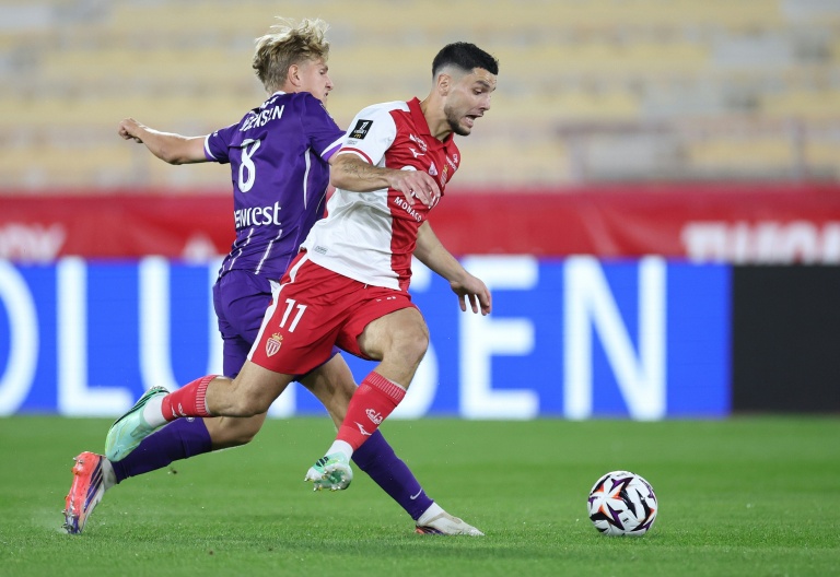 L'attaquant de Monaco Matthis Abline (D) et le joueur de Toulouse Thomas Jorgensen (G) lors du match nul 2-2, le 10 octobre 2026 au stade Louis II à l'occasion de la 6e journée de Ligue 1