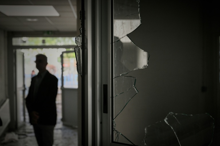 Des vitres brisées dans un couloir du lycée 