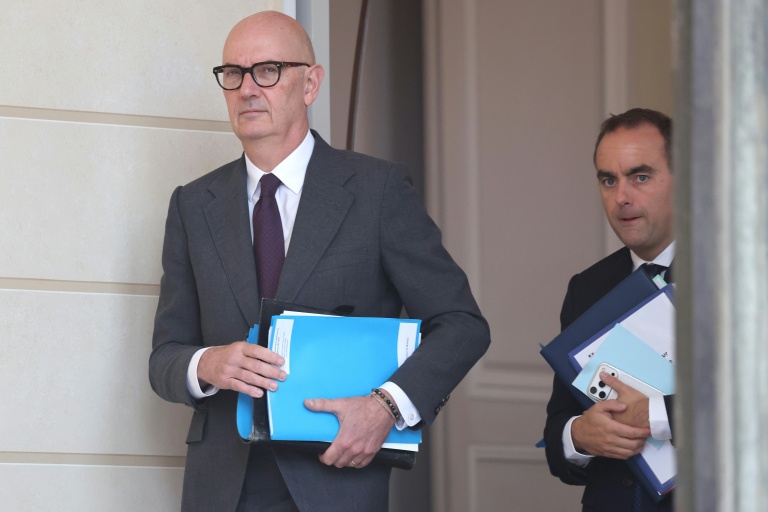 Le ministre de l'Economie Roland Lescure et le Premier ministre Sébastien Lecornu, le 1er octobre 2026, à Paris