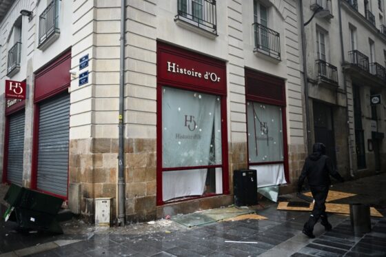 Des vitrines de commerces dégradés à Paris après les manifestations