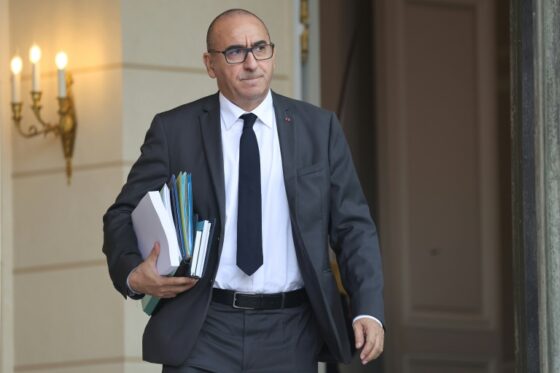 Laurent Nuñez entrant dans un bâtiment avec des dossiers.