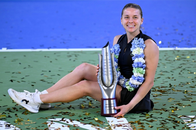 Maja Chwalinska souriante avec le trophée après sa victoire au WTA 1000 de Wuhan.