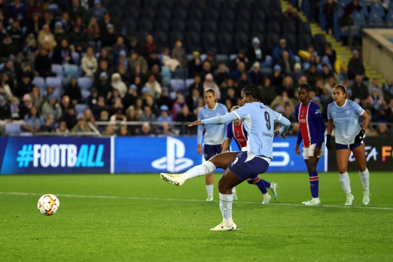 L'attaquante jamaïcaine de Manchester City Khadija Shawinscrit un penalty contre le PSG, le 29 octobre 2026 en Ligue des champions