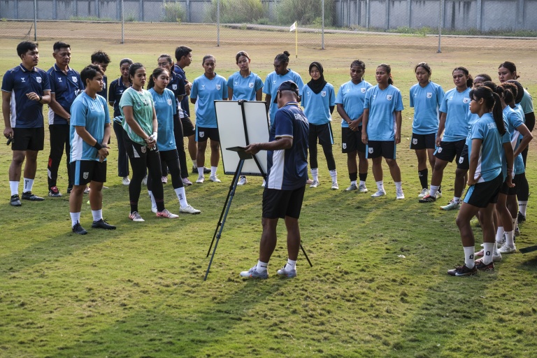 L'entraîneur du Garudayaksa FC Yopie Riwoe (C) lors d'une séance d'entraînement avec ses joueuses, le 29 septembre 2026 à Bekasi