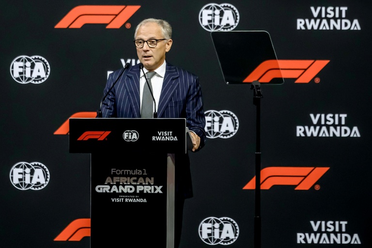 Stefano Domenicali s'expime lors de la cérémonie de présentation du futur Grand Prix de F1 du Rwanda, le 13 octobre 2026 à Kigali