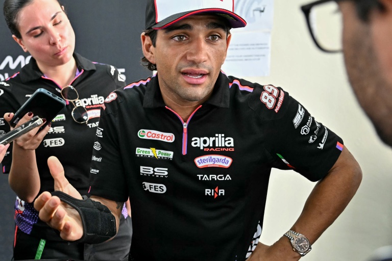 L'Espagnol Jorge Martin au centre) échange avec la presse après avoir déclaré forfait pour le Moto GP de Sepang en Malaisie, le 31 octobre 2026
