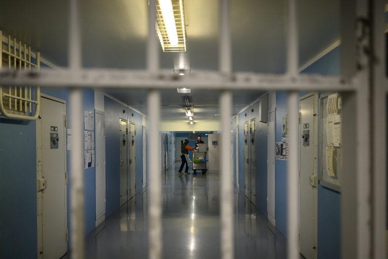 Un détenu (g) distribue les repas dans la prison de Rennes-Vezin, le 12 octobre 2026