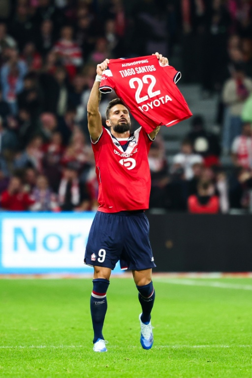 Olivier Giroud rend hommage à son coéquipier Tiago Santos, récemment blessé, après son but contre Brest, le 17 octobre 2026 au stade Pierre-Mauroy, à Villeneuve-d'Ascq