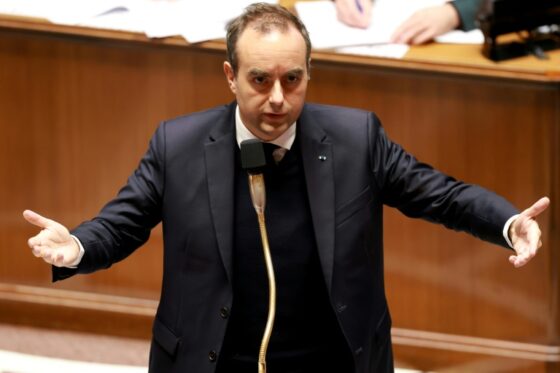 Sébastien Lecornu s'exprime lors d'une réunion au Parlement