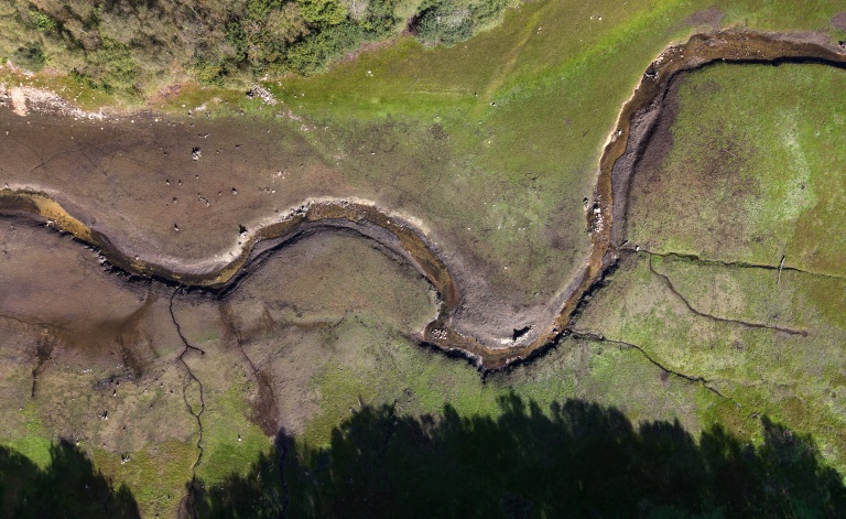 Vue aérienne du lac du Drennec, dans le Finistère, rempli à seulement un tiers de sa capacité, le 14 octobre 2026