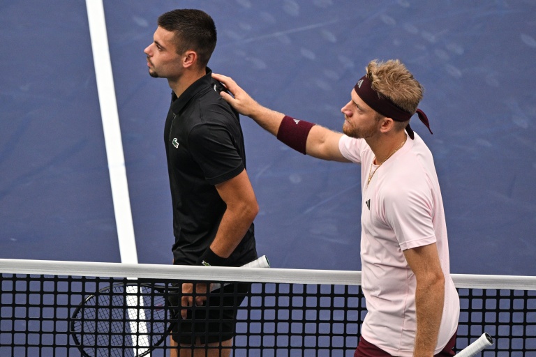Arthur Gea (g) et Alejandro Davidovich quittent le court après l'abandon du Français en quarts de finale du Masters 1000 de Shanghai, le 15 octobre 2026