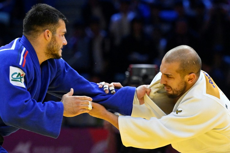 Le Géorgien Lasha Bekauri (à droite) et le Français Aleksa Mitrovic (à gauche) s'affrontent en repêchages lors des Mondiaux de judo de Bakou le 11 octobre 2026 en Azerbaïdjan