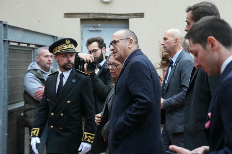 Le préfet des Yvelines, Brice Blondel, la ministre chargée de la Lutte contre les discriminations, Aurore Bergé, et le minstre de l'Intérieur, Laurent Nuñez, en déplacement à Trappes (Yvelines) après des tirs meutriers, le 23 octobre 2026