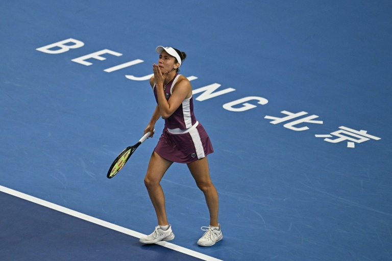 Elise Mertens célèbre sa victoire au WTA 1000 de Pékin.