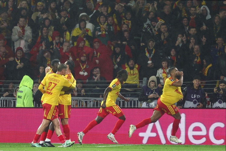 Joueurs de Lens célèbrent un but contre l'Olympique Lyonnais lors d'un match de Ligue 1.