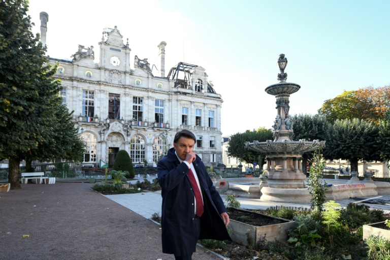 Le maire LR de Limoges, Guillaume Guérin, devant la mairie de Limoges incendiée la veille lors d'une manifestation contre la vie chère, le 18 octobre 2026