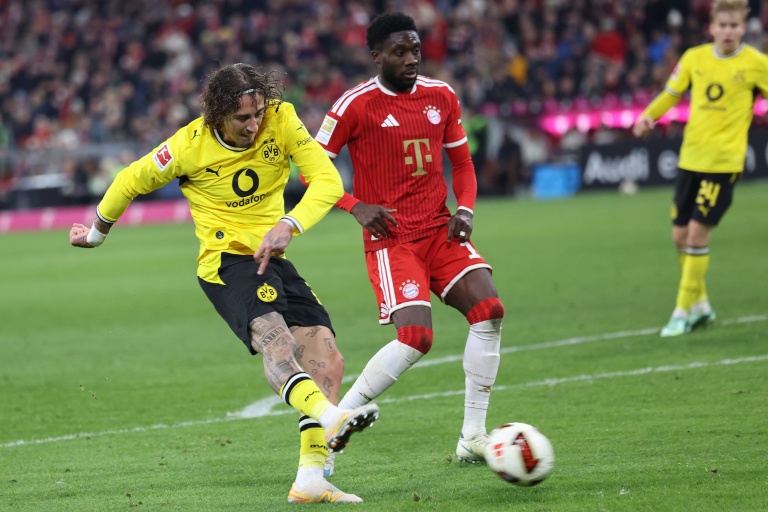 Le défenseur portugais de Dortmund Fabio Silva égalise à 2-2 pour Dortmund samedi à Munich contre le Bayern.