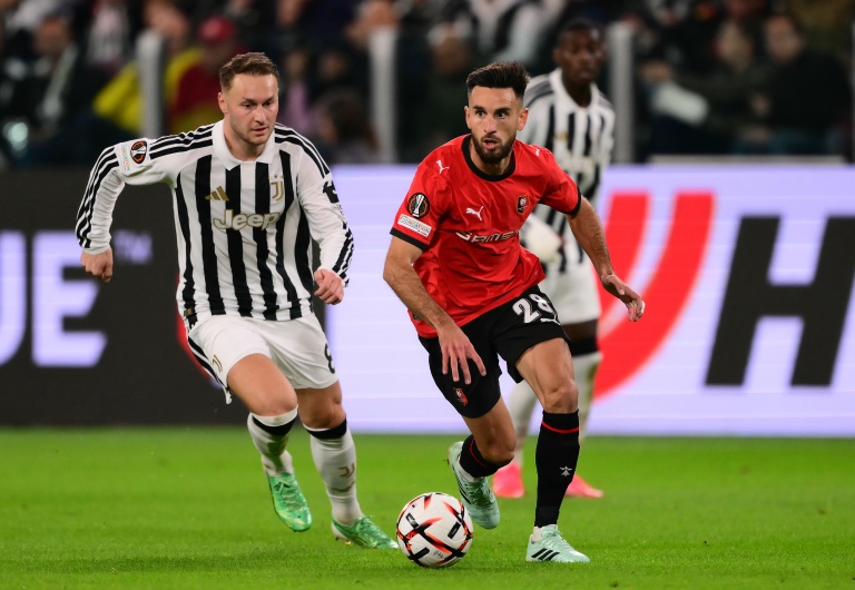 Le Rennais Adrien Thomasson devant le joueur de la Juventus Teun Koopmeiners, jeudi en Ligue Europa au stade Allianz de Turin.
