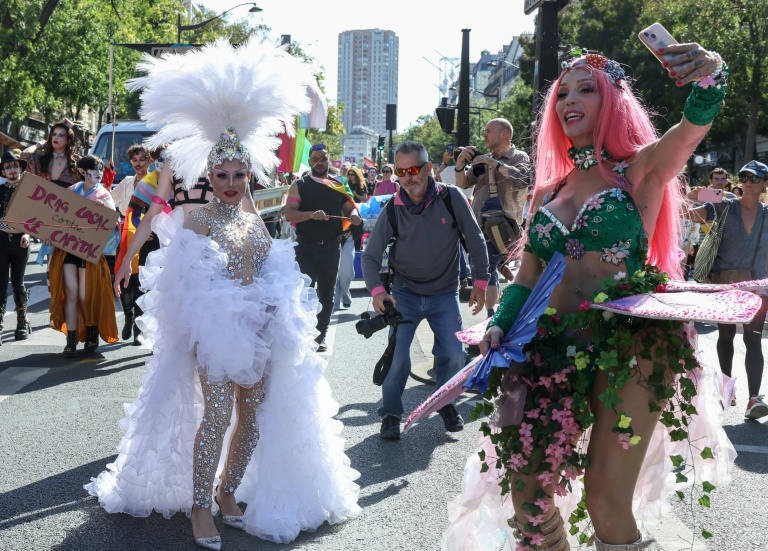 Participants colorés à la Marche des fiertés à Paris, le 3 octobre 2026.
