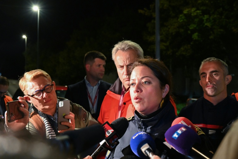 La sous-préfète de Calais, Agathe Cury, s'adressant aux journalistes après la collision sur le site du terminal de Coquelles, le 15 octobre 2026
