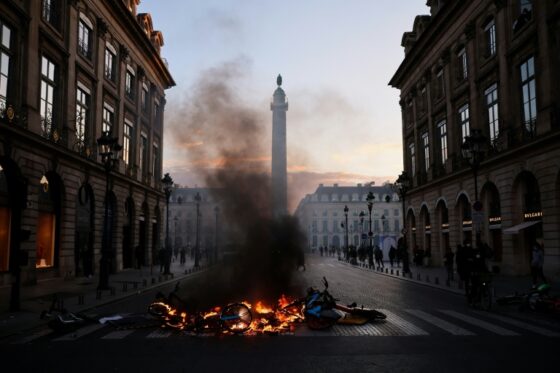 Des vélos détruits lors des manifestations à Paris, le 17 octobre 2026