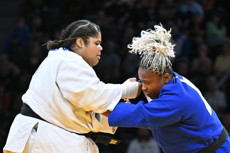 La Française Léa Fontaine (en blanc) a battu sa compatriote Romane Dicko en finale (+78 kg) du Grand Slam de judo de Lausanne le 30 août 2026