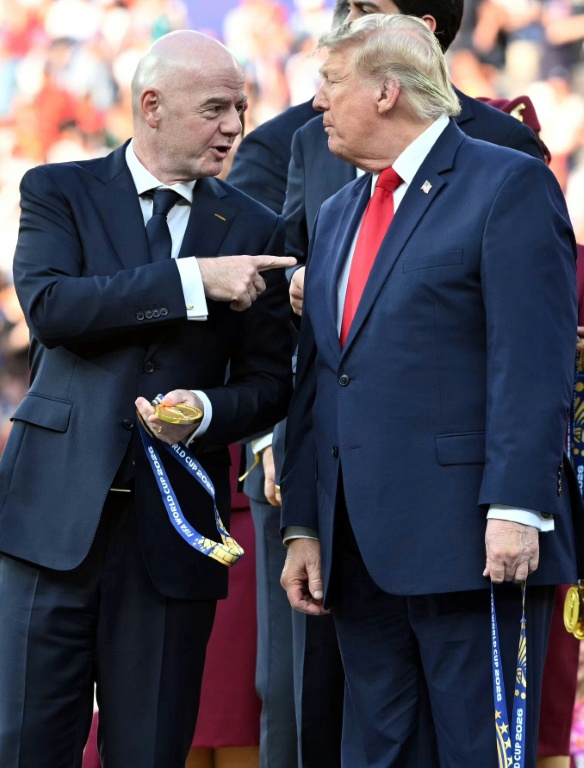 Gianni Infantino (à gauche) discute avec Donald Trump à l'issue de la finale de la Coupe du monde, le 19 juillet 2026 à East Rutherford, dans le New Jersey