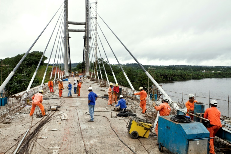 Des ouvriers travaillent sur le chantier du pont routier de l’Oyapock, à Saint-Georges-de-l’Oyapock, en Guyane, le 30 mai 2011