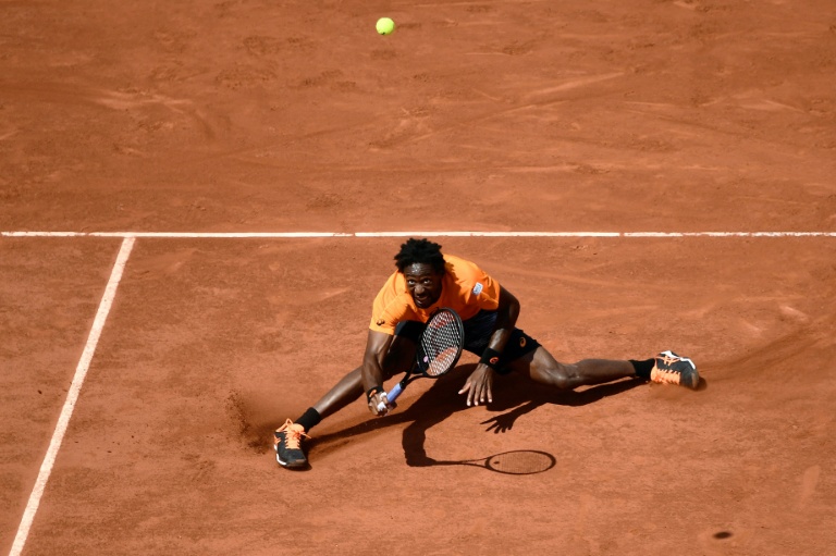 Gaël Monfils glisse pour tenter de renvoyer la balle au Suisse Stanislas Wawrinka, le 5 juin 2017 à Roland-Garros