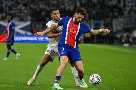 Khvicha Kvaratskhelia perd son face à face lors d'un match entre le Paris SG et Brest.