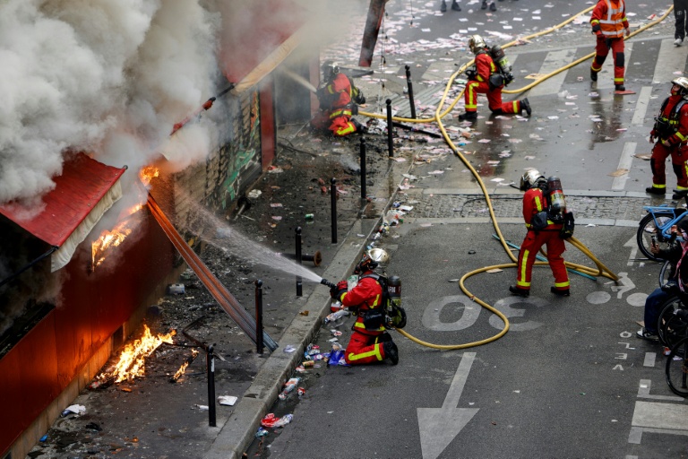 Les pompiers éteignent l'incendie du bar 