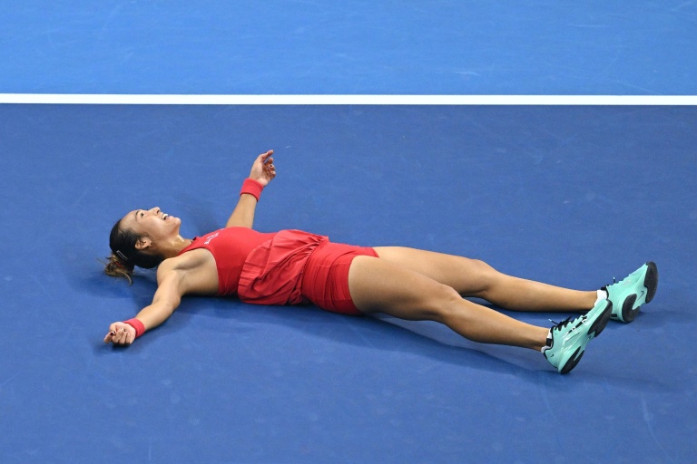 La Chinoise Zheng Qinwen célèbre sa victoire face à la Russe Mirra Andreeva lors de la finale du WTA 1000 de Pékin, le 11 octobre 2026
