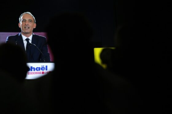 Raphaël Glucksmann prononce un discours lors de sa victoire à la primaire.