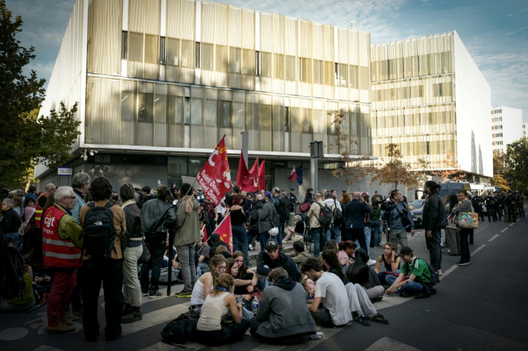 Rassemblement de plusieurs centaines d'élèves et enseignants du lycée Paul-Eluard de Saint-Denis le 15 octobre contre l'intervention de la police dans leur établissement