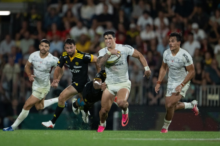 Le centre italien de Toulouse Tommaso Menoncello balle en main lors du match de Top 14 contre La Rochelle au stade Marcel-Deflandre de La Rochelle le 6 septembre 2026