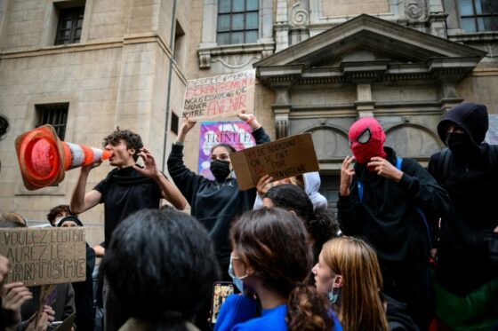 Des lycéens en manifestation avec des pancartes lors des mobilisations lycéennes en France.
