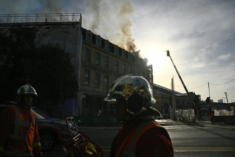 Des pompiers sur le site d'un incendie sur le toit du chantier de Bouygues Bâtiment Île-de-France, près de la gare d'Austerlitz à Paris, le 14 octobre 2026