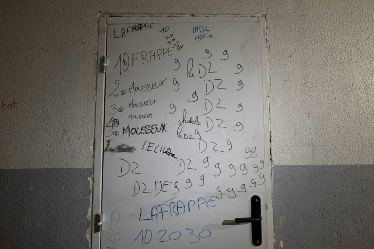 Une porte avec des inscriptions faisant référence à la vente de drogue illégale et à la DZ Mafia dans la cité de La Maurelette à Marseille 16 janvier 2026