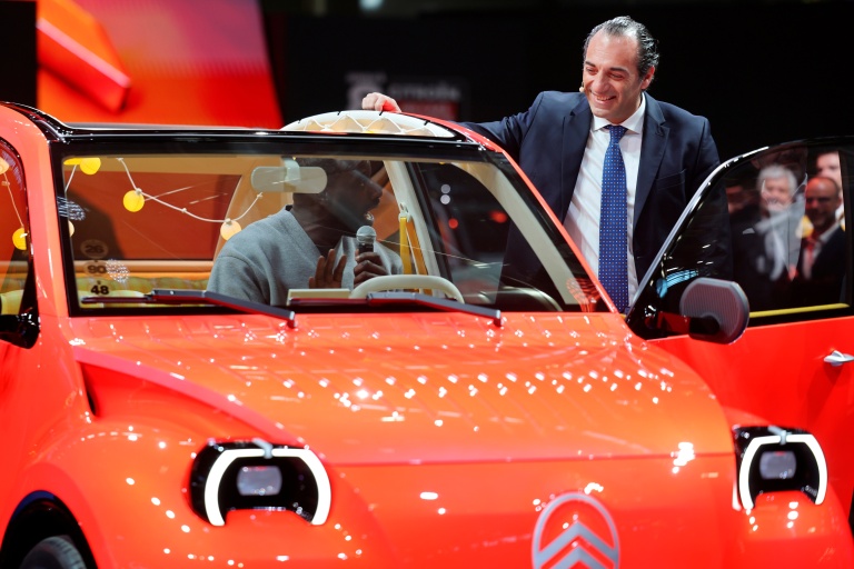 L'acteur Omar Sy, à gauche, à la présentation de la nouvelle 2CV, le 12 octobre 2026 au Mondial de l'automobile à Paris