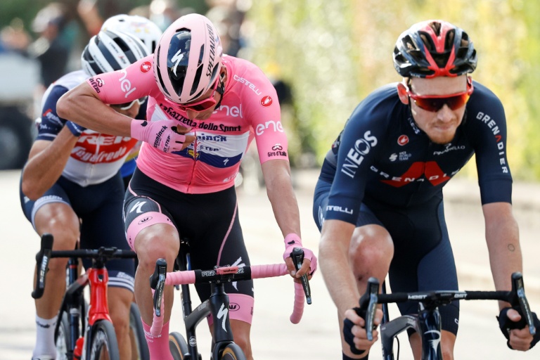 Le Portugais Joao Almeida, porteur du maillot rose de leader, parle à l'oreillette lors de la 13e étape du Tour d'Italie, le 16 octobre 2020
