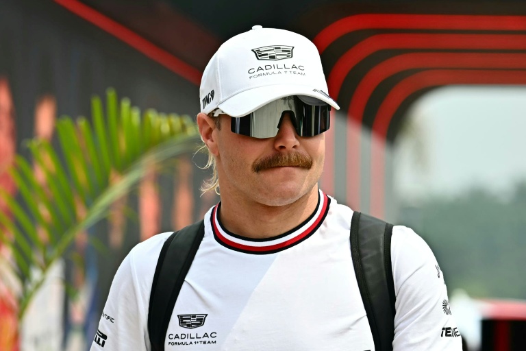Valtteri Bottas lors d'un événement de Formule 1, portant une casquette Cadillac.