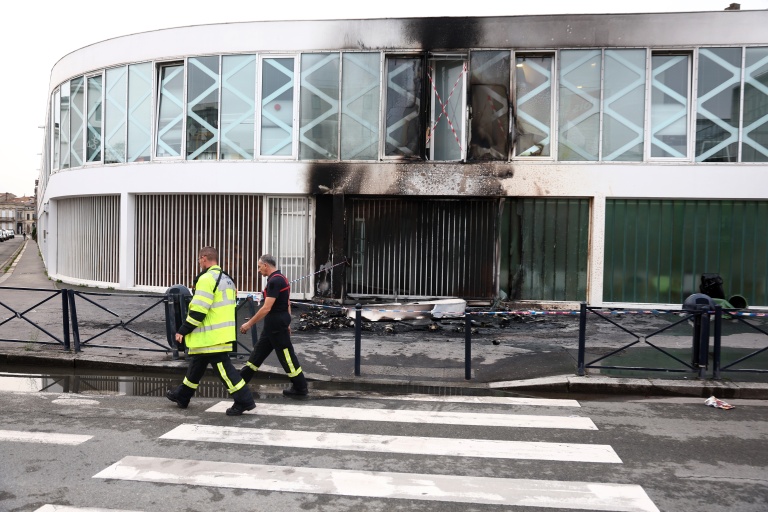 Des pompiers devant un bâtiment endommagé par les flammes, à la suite d'un feu de poubelles, du lycée privé catholique La Ruche à Bordeaux, le 14 octobre 2026