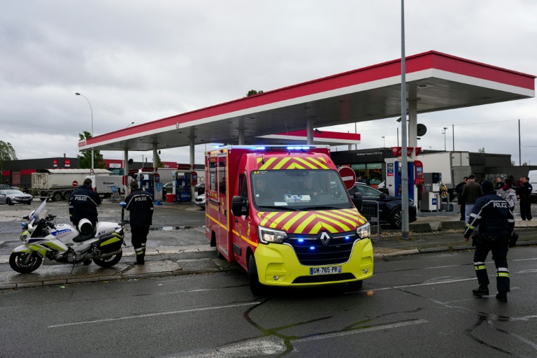 Des pompiers interviennent sur une station-service après des tirs, à Trappes (Yvelines), le 23 octobre 2026