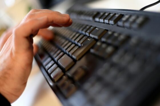 Clavier d'ordinateur utilisé pour des actes de cyberharcèlement