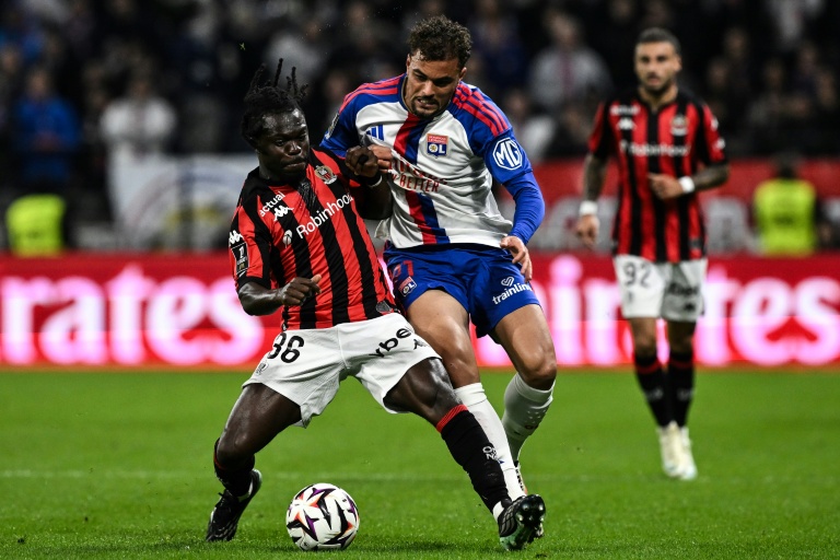 Alidu Seidu (à gauche) tente de conserver le ballon contre Ruben Kluivert lors de la victoire de Lyon contre Nice, le 18 octobre 2026 au Groupama Stadium à Décines-Charpieu
