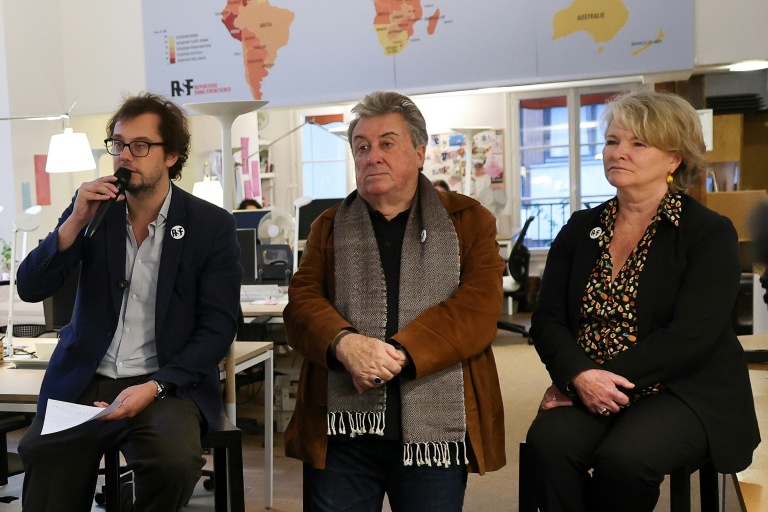 De gauche à droite le directeur général de RSF Thibaut Bruttin, le beau-père et la mère de Christophe Gleizes, Francis et Sylvie Godard, à Paris le 15 octobre 2026