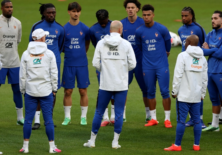 Les Bleus attentifs aux consignes de Zinédine Zidane lors d'un entraînement des Bleus au Stade de France, le 1er octobre 2026