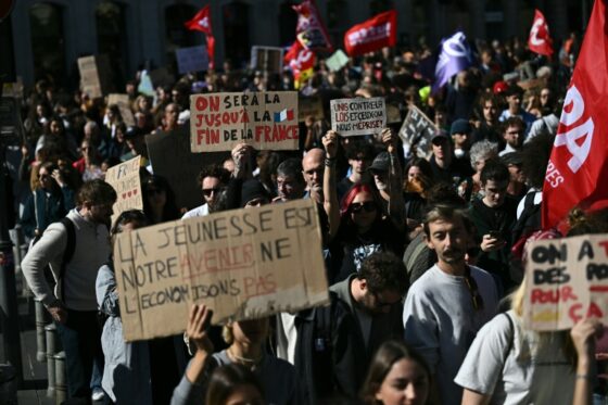Manifestation des lycéens en France avec des pancartes et des banderoles