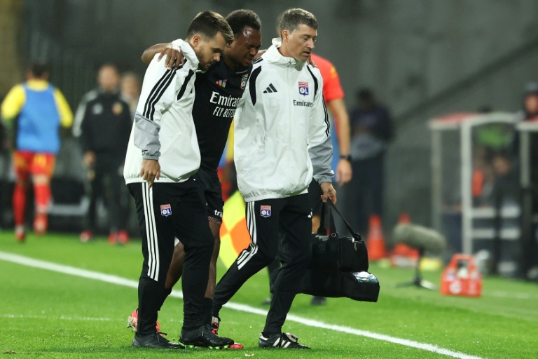 L'attaquant lyonnais Loïs Openda évacué par le staff technique de l'OL après sa blessure contre Lens à Bollaert, le 9 octobre 2026
